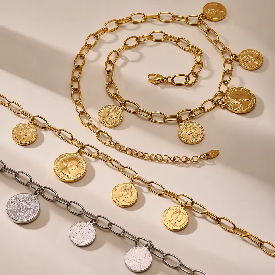 Gold-Plated Queen Portrait Coin Necklace - Image 5